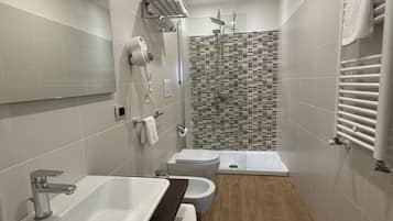Artículos de tocador gratuitos, secador de pelo, bidet, toallas