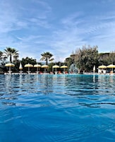 Una piscina al aire libre de temporada