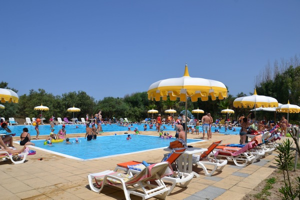 Una piscina al aire libre de temporada
