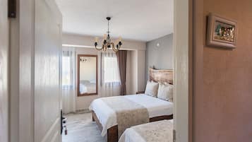 Standard Triple Room | Meja, seterika/papan seterika, Wi-fi percuma