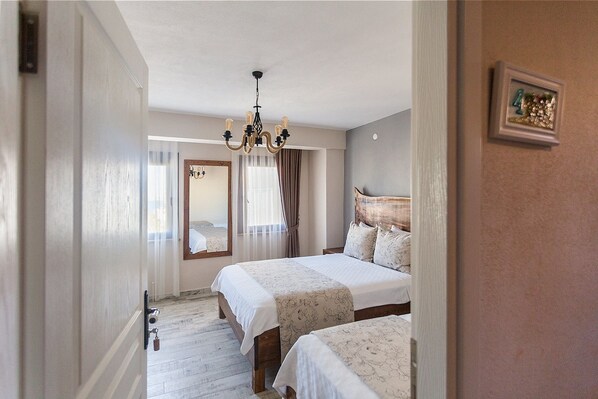 Habitación triple estándar | Escritorio, tabla de planchar con plancha y wifi gratis