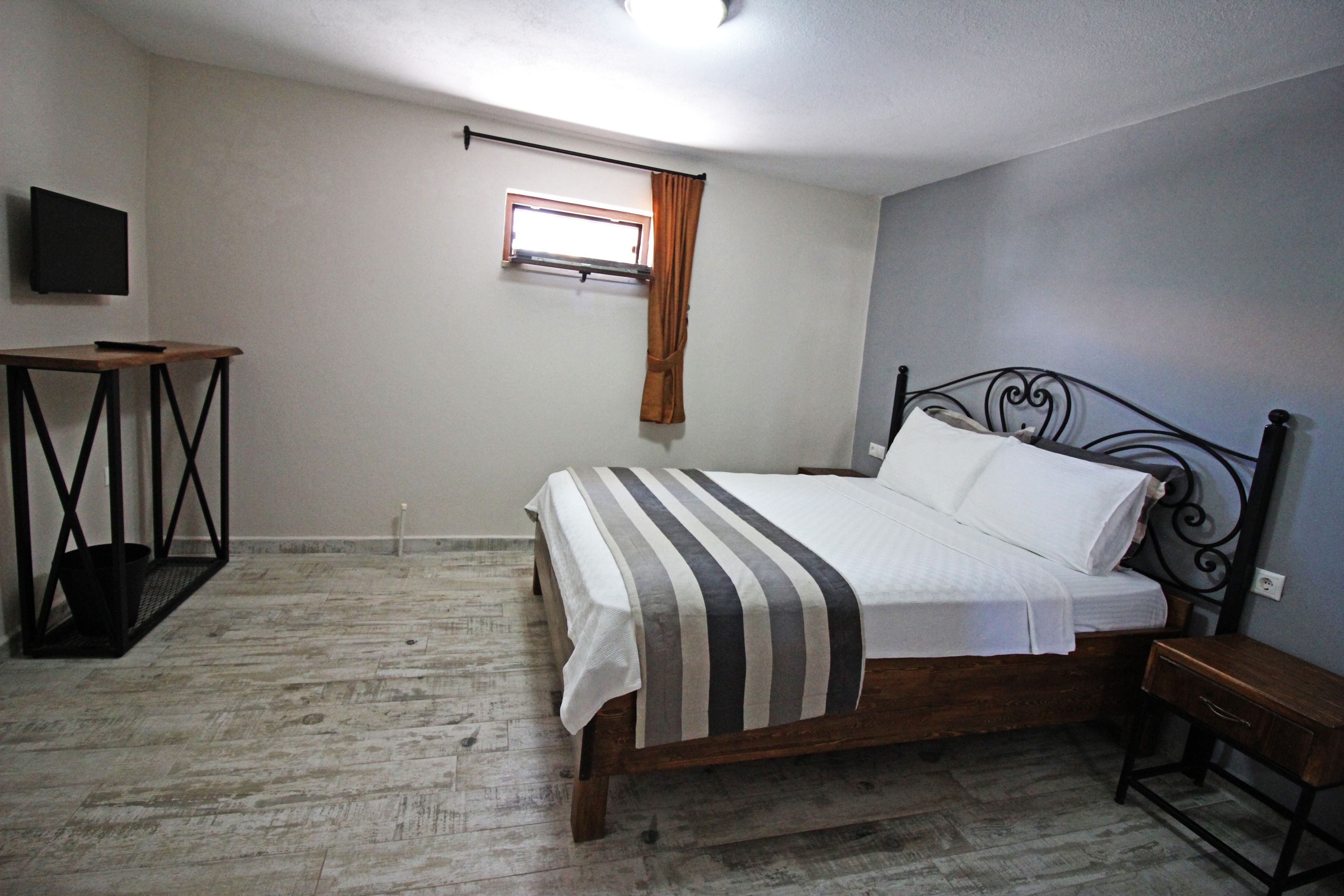 economy double room (no view, basement) | desk, iron/ironing board, free wifi