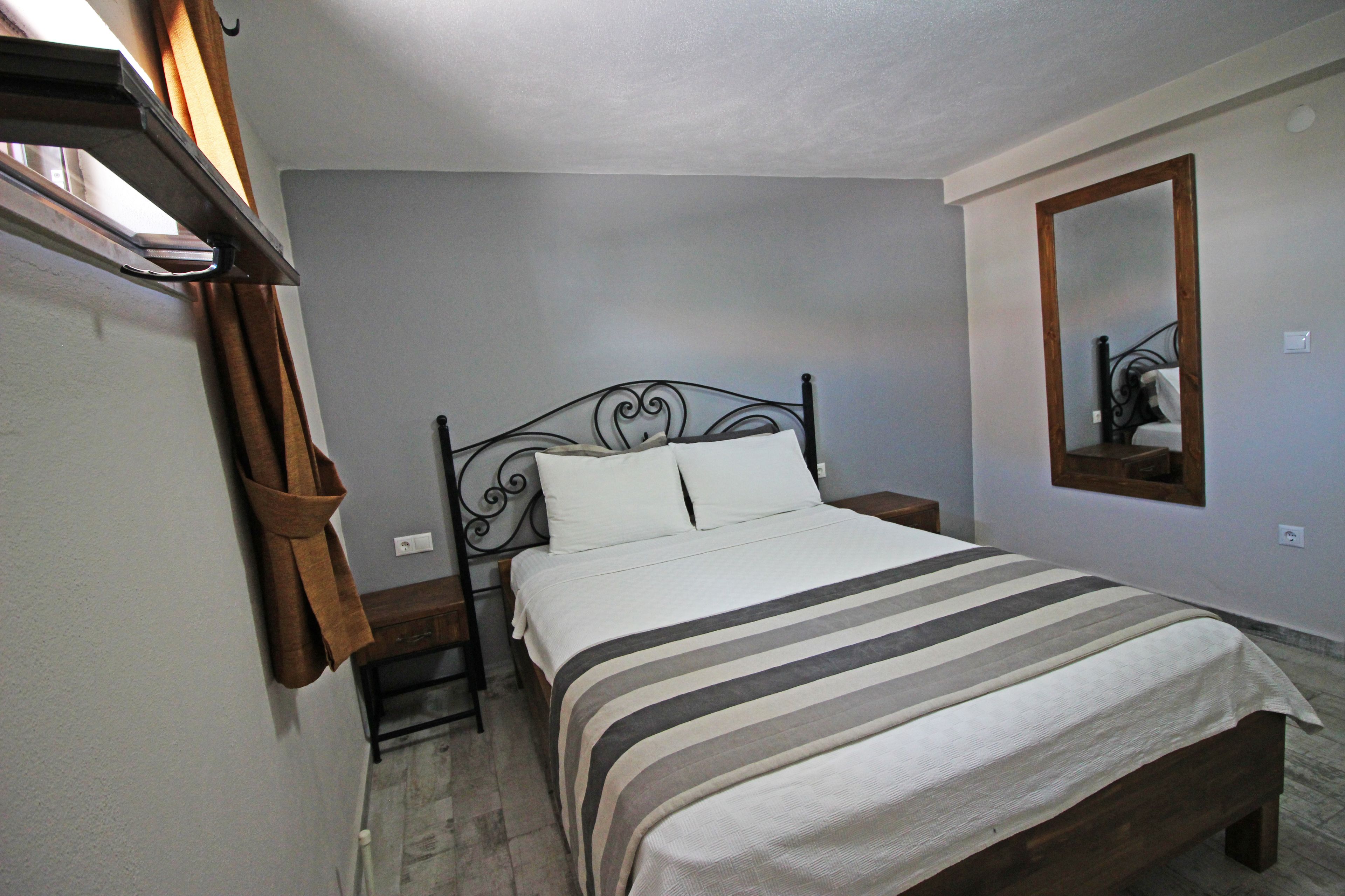 economy double room (no view, basement) | desk, iron/ironing board, free wifi