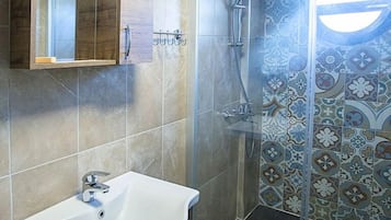 Economy Double Room (No View, Basement) | Bathroom | Shower, free toiletries, hair dryer, slippers
