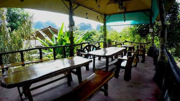 Aamiainen, lounas ja illallinen; paikallinen ja kansainvälinen keittiö