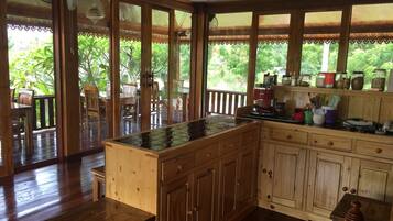 Refrigerador con freezer, cafetera/tetera