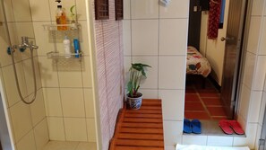 Standard Double Room | Pancuran Bilik Mandi