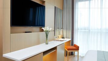 1 bedroom, premium bedding, in-room safe, desk