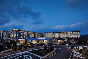 Fachada de la propiedad por la tarde o noche