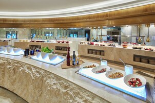 Daily buffet breakfast (KRW 58000 per person)