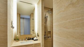 Haartrockner, Bademäntel, Hausschuhe, Handtücher