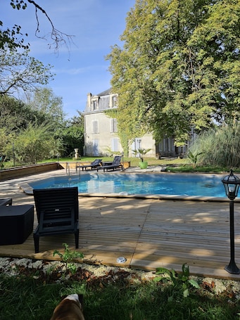 Piscina externa sazonal. Château de Champblanc