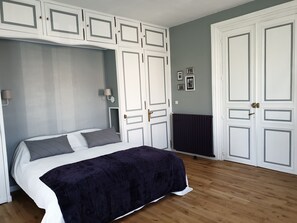 Habitació quàdruple Deluxe, 2 dormitoris, accessible, vistes al jardí | 1 dormitori, roba de llit d'alta qualitat i minibar 
