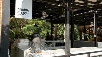 Aperto a colazione, pranzo e cena, cucina thai