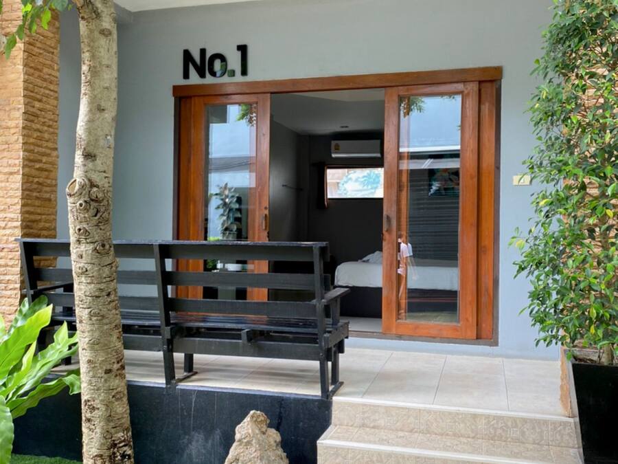Un edificio moderno con un cartel que dice
