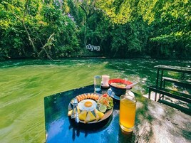 Se ofrece un desayuno inglés (150 THB por persona)