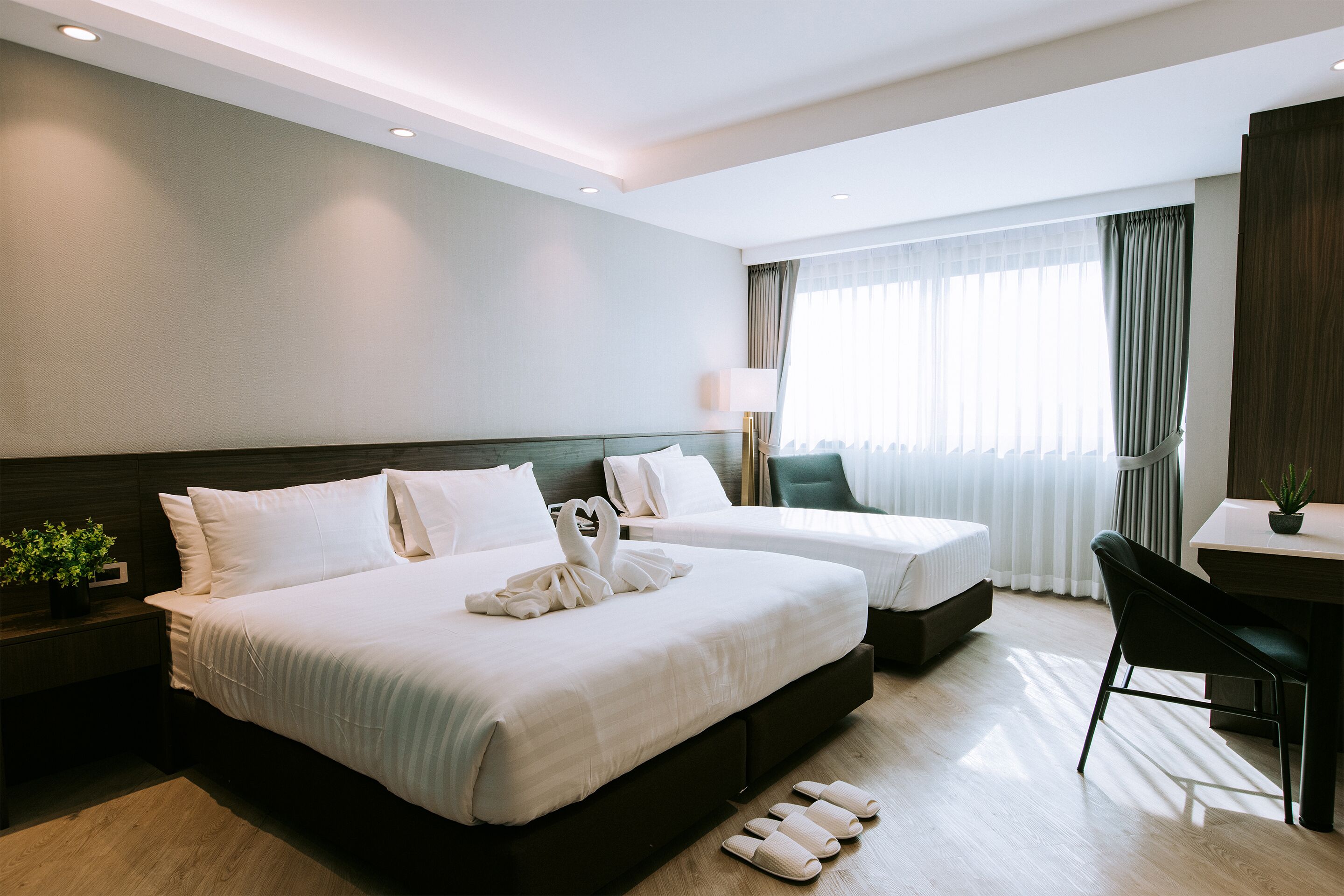 grand triple deluxe | 1 bedroom, desk, laptop workspace, free wifi