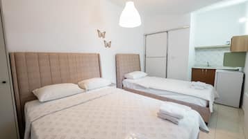 Chambre Triple Économique | Bureau, draps fournis