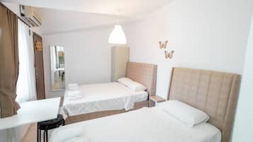 Economy Triple Room | Desk, bed sheets