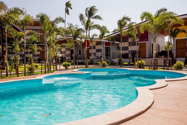 Una piscina al aire libre