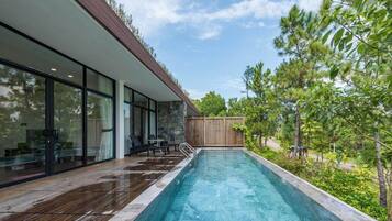 Luxury Villa, 2 Bedrooms, Private Pool | 1 bilik tidur, peralatan tempat tidur premium, gebar bulu kapas, meja