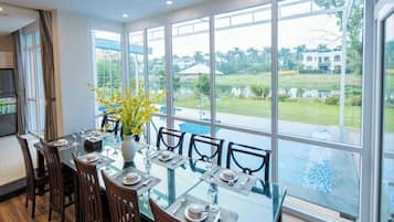 Villa familiale, 4 chambres, accessible aux personnes à mobilité réduite, patio | Cuisine privée | Réfrigérateur grande capacité avec congélateur, surface de cuisson