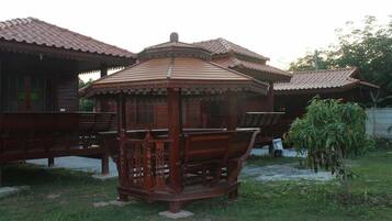 32-inch LCD TV with satellite channels, TV