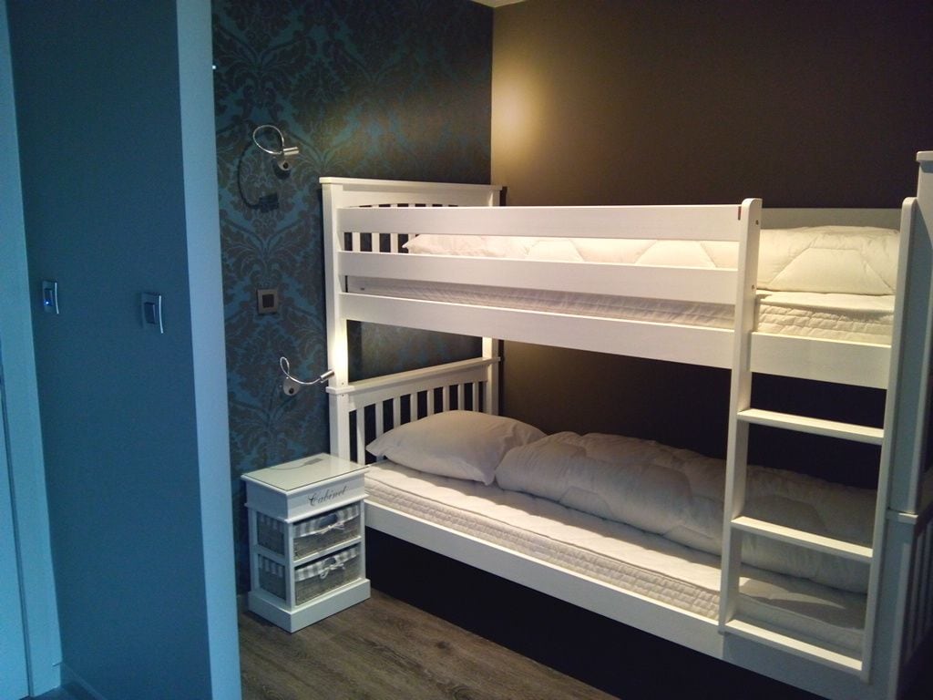 Minibar, decoración personalizada y escritorio 