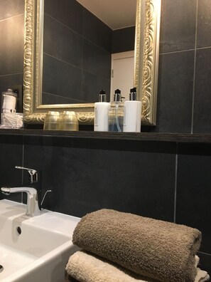 Dusche, Regendusche, kostenlose Toilettenartikel, Haartrockner