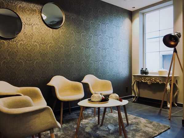 Lobby sitting area - Charmehotel Kruishof LuXus (Ostend)