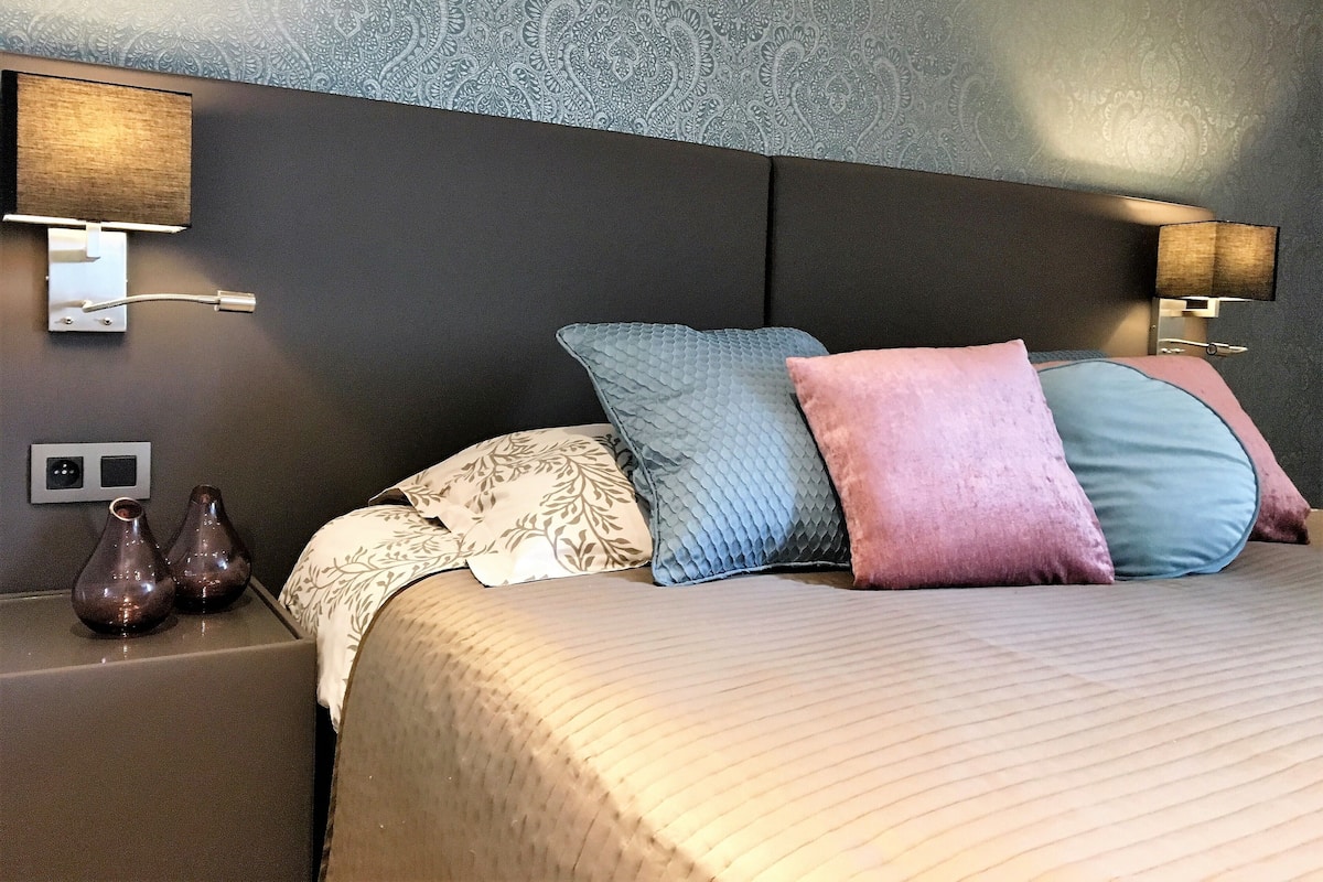 Minibar, escritorio, espacio para trabajar con un portátil