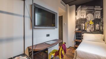 Einzelzimmer | Daunenbettdecken, Minibar, Zimmersafe, Schreibtisch