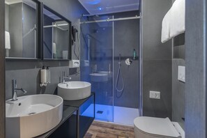 Camera tripla | Bagno | Doccia, set di cortesia gratuito, asciugacapelli, asciugamani