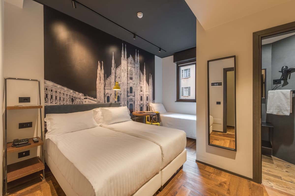 Camera tripla | Copriletto in piuma, minibar, una cassaforte in camera, una scrivania