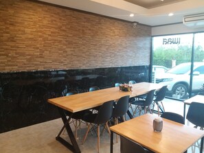 Breakfast, lunch, dinner served; international cuisine, garden views  - Alynda Place (Nakhon Ratchasima)