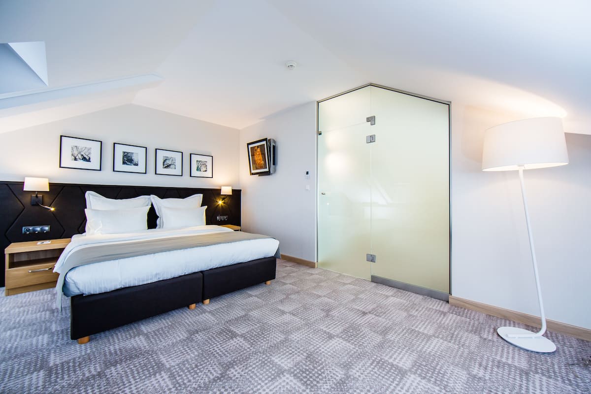 Deluxe Room, Balcony (Wellness Access) | Premium bedding, in-room safe, desk, soundproofing