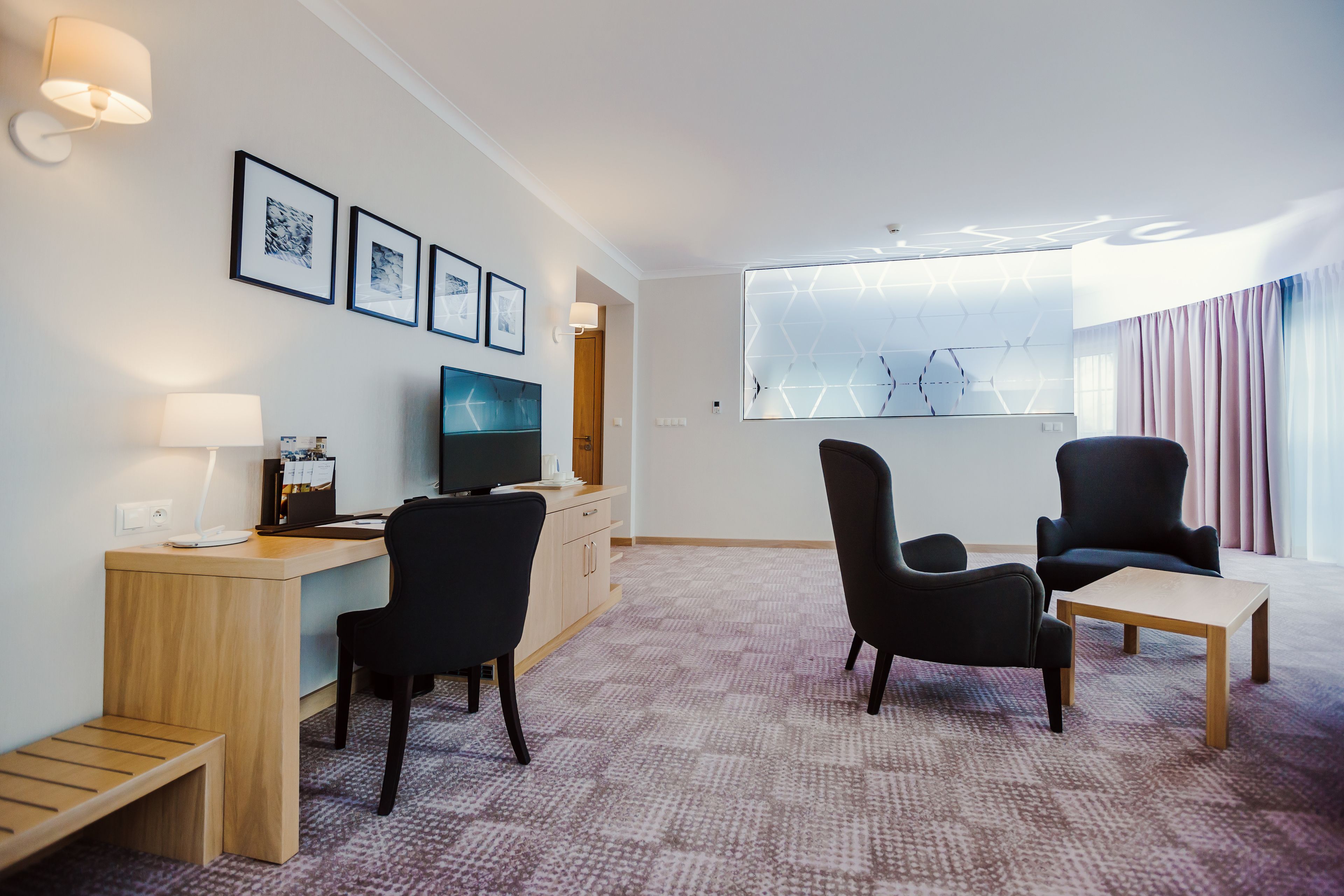 deluxe room (wellness access) | living area | flat-screen tv