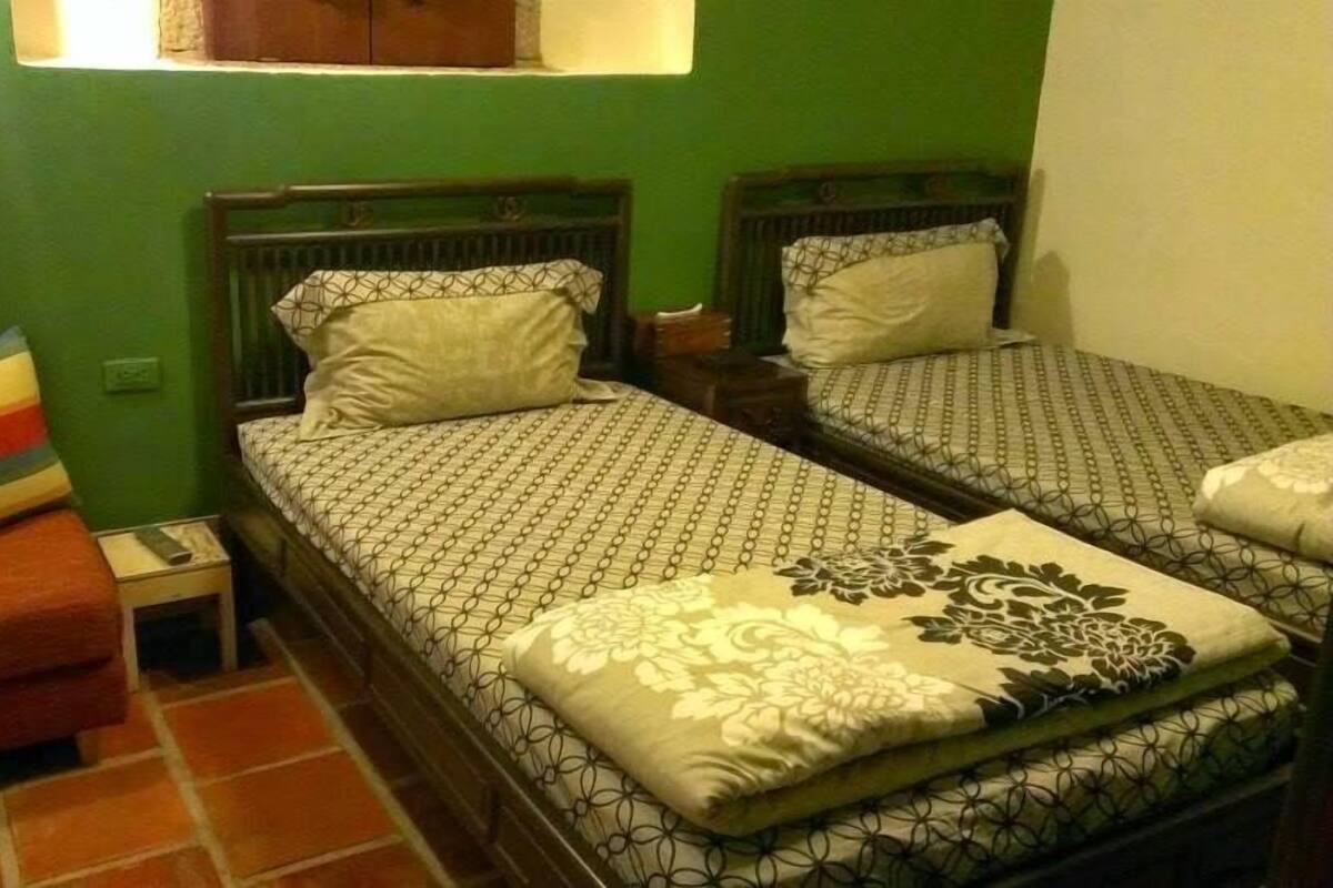 Standard-Zweibettzimmer, Gemeinschaftsbad, Gartenblick | Schreibtisch, kostenloses WLAN, Bettwäsche