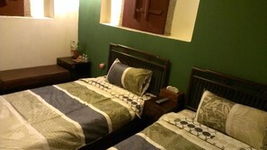 Standard-Zweibettzimmer, Gemeinschaftsbad, Gartenblick | Schreibtisch, kostenloses WLAN, Bettwäsche