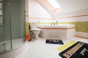 Superior-dobbeltværelse - 1 queensize-seng | Badeværelse | Bruser, gratis toiletartikler, hårtørrer, håndklæder