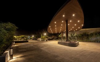 Fachada de la propiedad por la tarde o noche