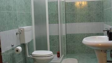 Habitación clásica con 1 cama doble o 2 individuales, baño privado | Baño | Ducha, artículos de higiene personal gratuitos y secador de pelo