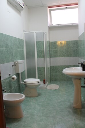 Quarto casal ou duplo clássico, suíte | Banheiro | Chuveiro, produtos de toalete grátis