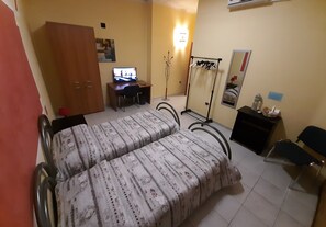 Bàn, bàn ủi/dụng cụ ủi quần áo, truy cập Internet không dây miễn phí