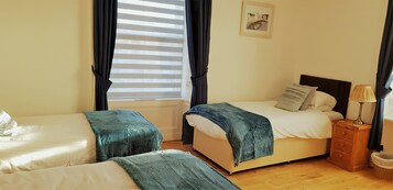 Tabla de planchar con plancha, wifi gratis, ropa de cama