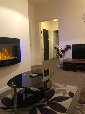 Departamento familiar, 2 habitaciones (Flat 5) | Área de sala de estar | Televisión de pantalla plana 