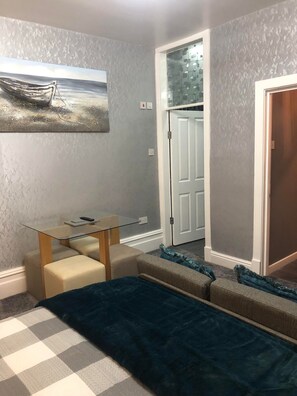Premium bedding, individually decorated, individually furnished, desk - Baxter Holiday Apartments (Blackpool)