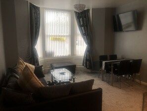Premium bedding, individually decorated, individually furnished, desk - Baxter Holiday Apartments (Blackpool)