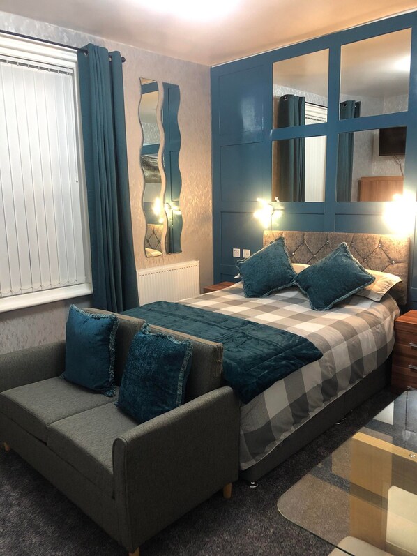 Premium bedding, individually decorated, individually furnished, desk - Baxter Holiday Apartments (Blackpool)