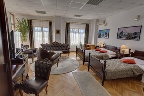 高級寝具、デスク、アイロン / アイロン台、ベビーベッド (無料)